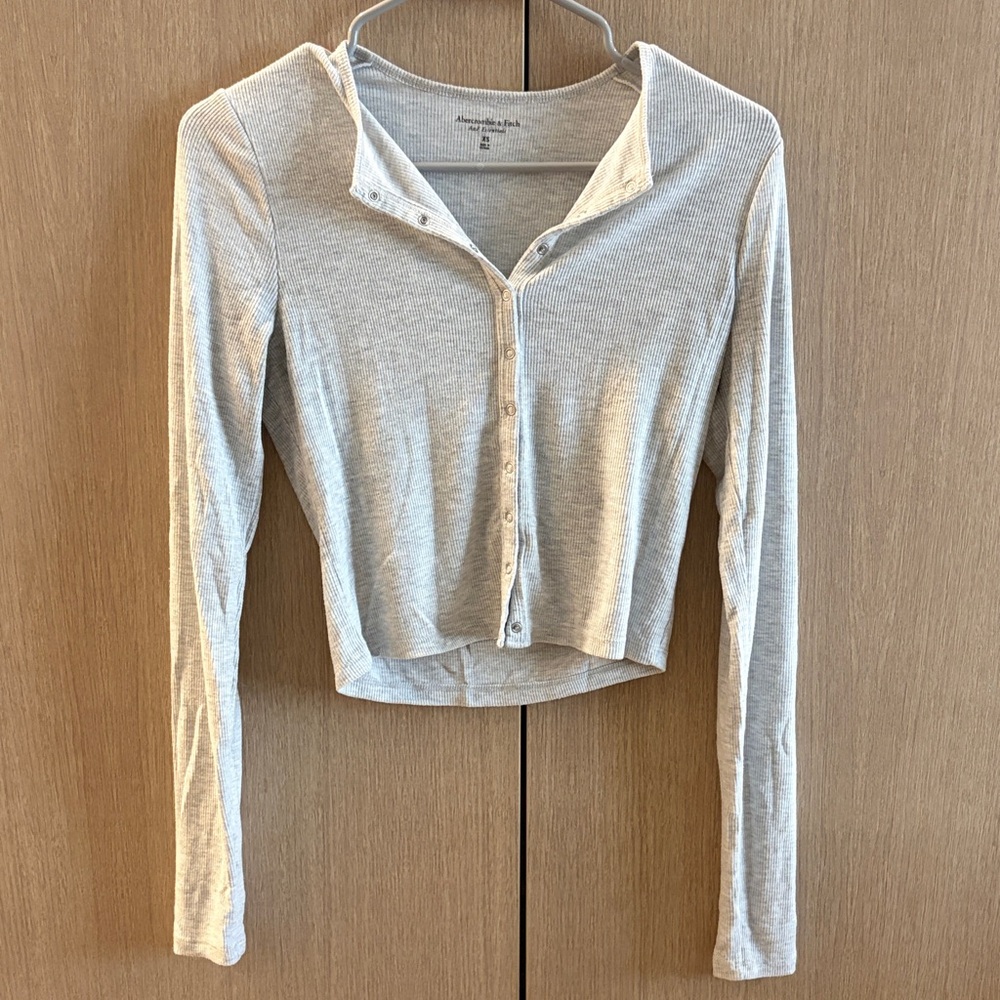 Abercrombie & Fitch Light Gray Ribbed Long-Sleeve Snap Crop Top